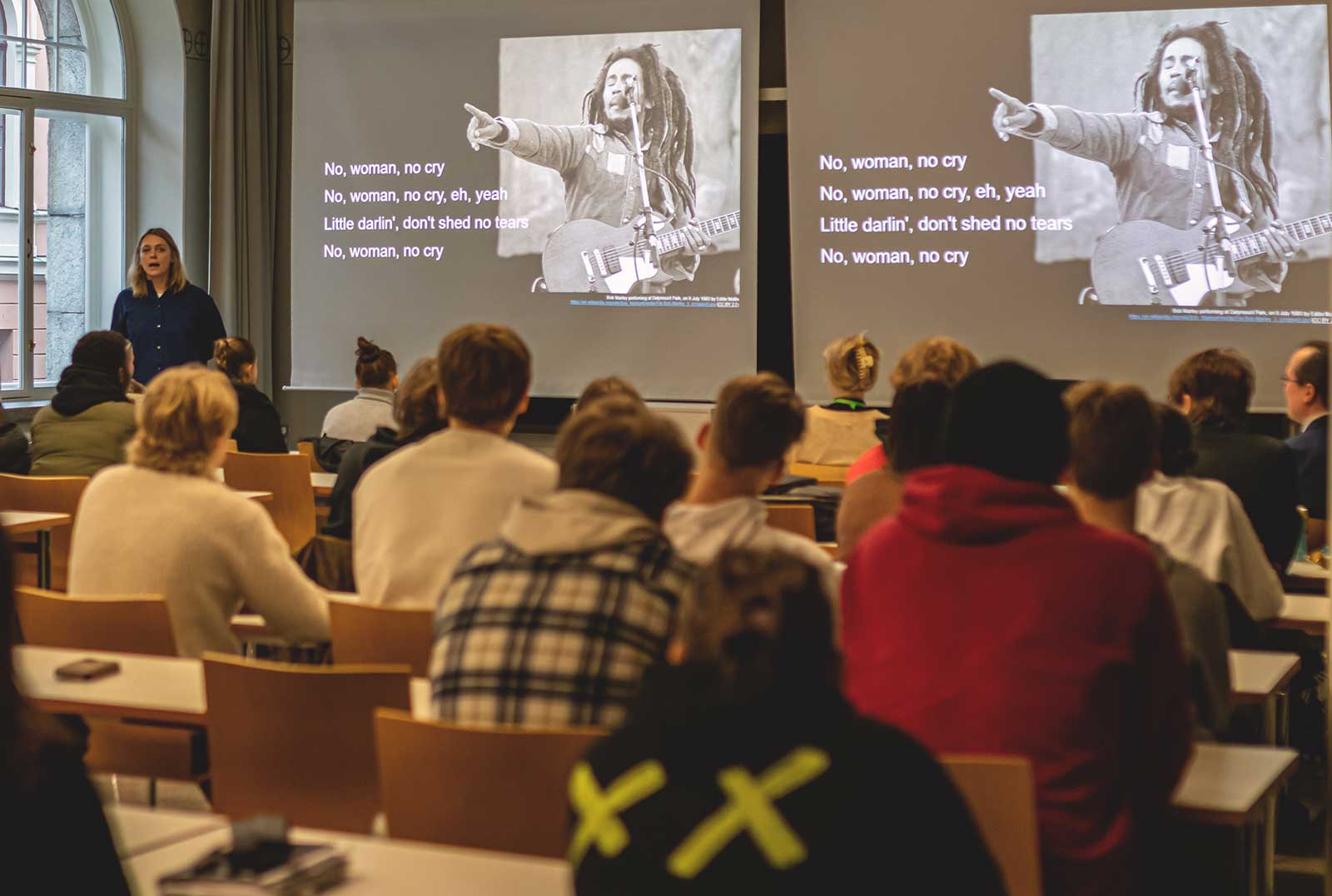 Nuoria luokkahuoneessa.